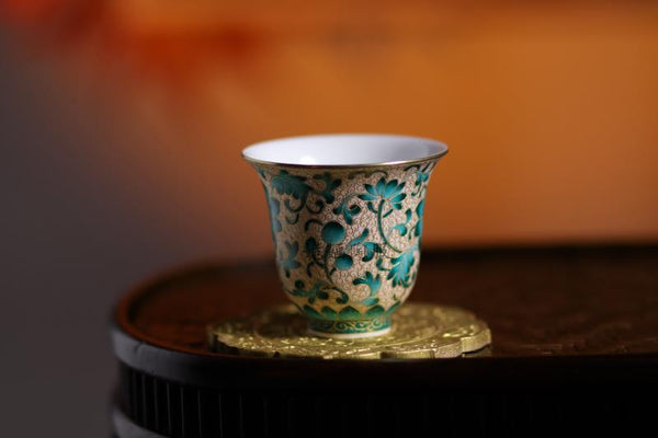 The Enchanting World of Chinese and Japanese Porcelain: A Tale of Distinctive Elegance